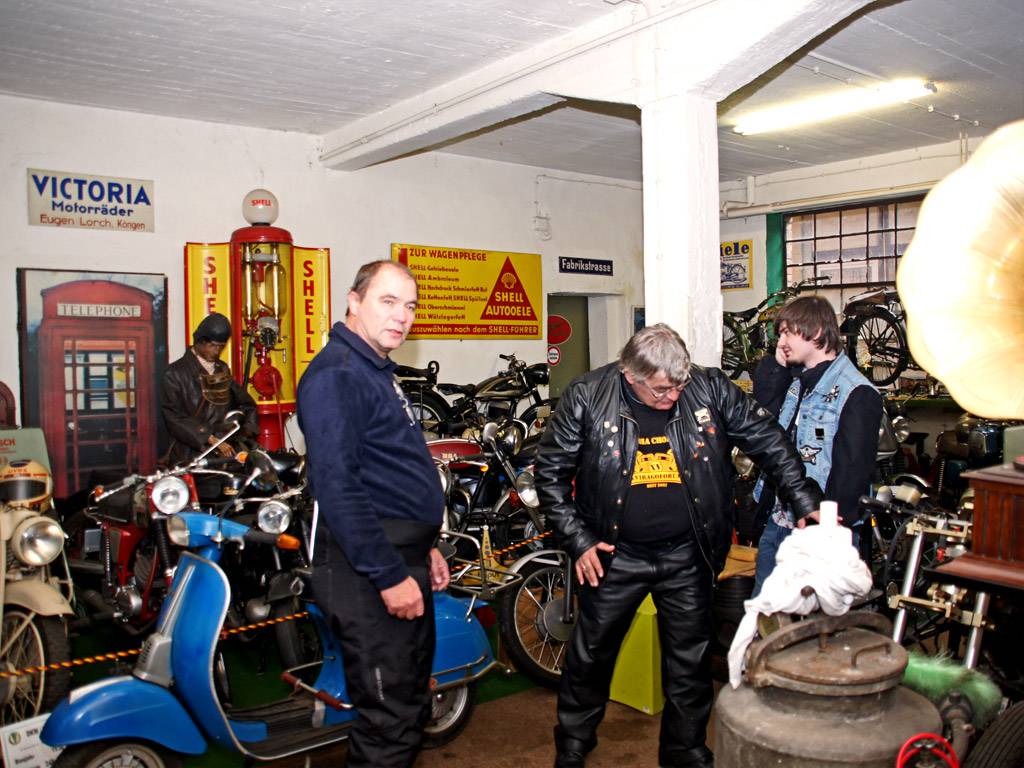Motorradmuseum-mit-Personen